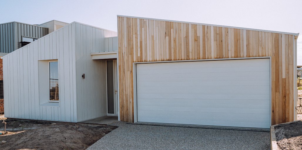 COLORBONDsteel's tweet image. Moonshadow, built by #HarrisBuild, Cape Paterson, VIC, features #COLORBONDsteel #Surfmist in a #Diversaclad #Interlocking Panel profile. 
This home has a ⭐️7.9-star energy rating.
Visit: spr.ly/6019OpTaX
Architect/Designer - #AdaptDesignGroup
#cladding #standingseam