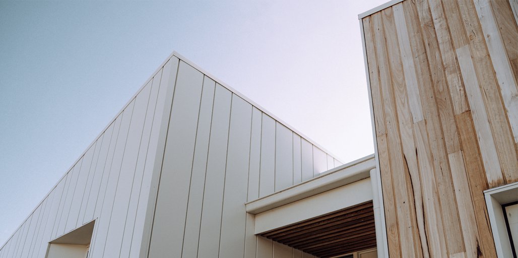 COLORBONDsteel's tweet image. Moonshadow, built by #HarrisBuild, Cape Paterson, VIC, features #COLORBONDsteel #Surfmist in a #Diversaclad #Interlocking Panel profile. 
This home has a ⭐️7.9-star energy rating.
Visit: spr.ly/6019OpTaX
Architect/Designer - #AdaptDesignGroup
#cladding #standingseam