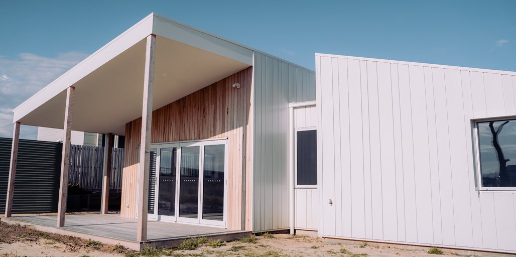COLORBONDsteel's tweet image. Moonshadow, built by #HarrisBuild, Cape Paterson, VIC, features #COLORBONDsteel #Surfmist in a #Diversaclad #Interlocking Panel profile. 
This home has a ⭐️7.9-star energy rating.
Visit: spr.ly/6019OpTaX
Architect/Designer - #AdaptDesignGroup
#cladding #standingseam