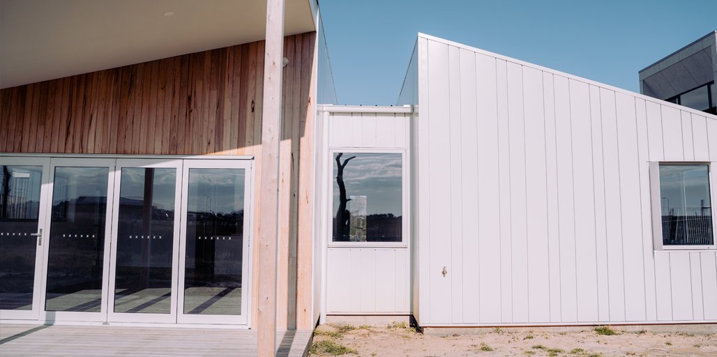 COLORBONDsteel's tweet image. Moonshadow, built by #HarrisBuild, Cape Paterson, VIC, features #COLORBONDsteel #Surfmist in a #Diversaclad #Interlocking Panel profile. 
This home has a ⭐️7.9-star energy rating.
Visit: spr.ly/6019OpTaX
Architect/Designer - #AdaptDesignGroup
#cladding #standingseam