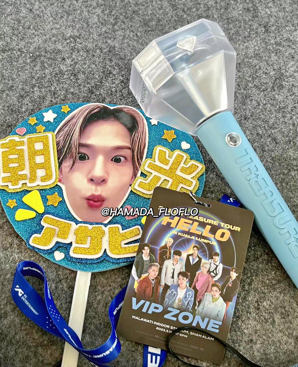 HAMADA_FLOFLO's tweet photo. what the fishhh I wanna criiii I saw my hand fan in Treasure World Map Kuala Lumpur and it’s during send off event😭

I guess it’s my (handfan’s) first debut in tw map then🥹🥹🥹

#TREASURE  #트레저 #트월맵 #TREASUREWORLDMAP #EP_10 #KUALALUMPUR #TREASUREinKL @treasuremembers https://t.co/5VByIa29dR