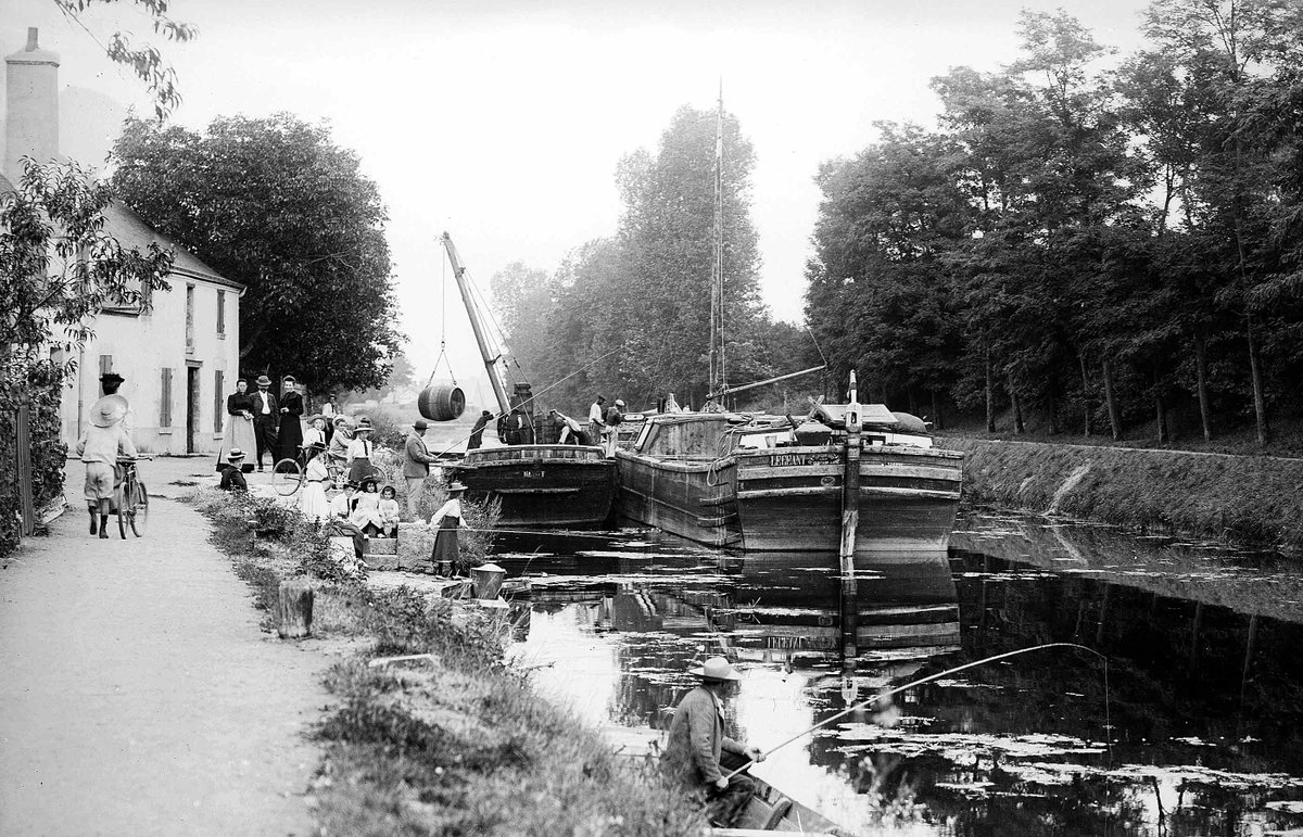 Cette semaine on vous parle de #Combleux (45800).
Au XVIIIème siècle, avant la construction du #canaldOrléans, Combleux était un village de #vignerons. A cette époque, 40% du territoire de la commune étaient plantés de #vignes.