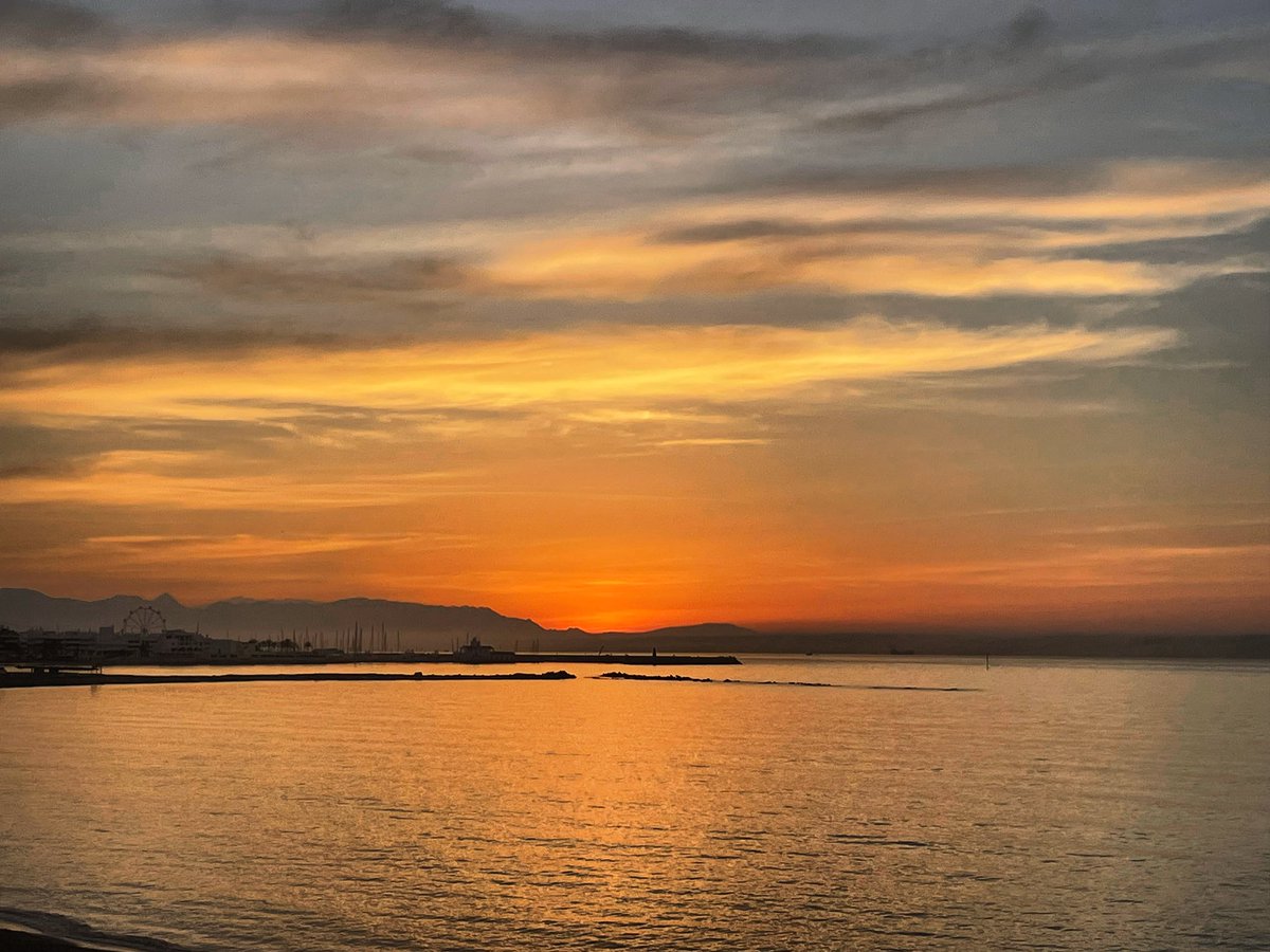 Morning lights by The Mediterranean #sunrise #goodmorning #morningrun #run #amanecer #running #runner #sunriserun #costadelsol #mediterranean