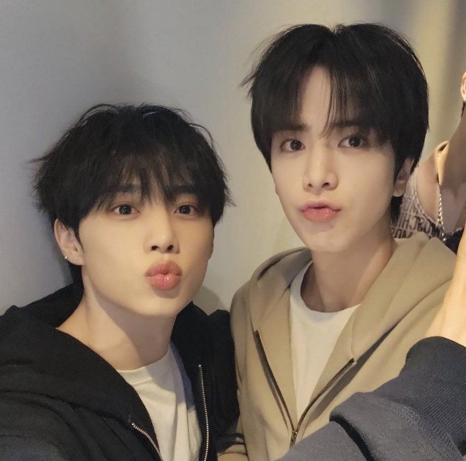 Boooousi_1997's tweet photo. 김형제 평소에 이렇게 생긴척 하면서 맨날 둘다 동기화돼서 뽀용뽀용 찍음 https://t.co/iJjsqSHGdh