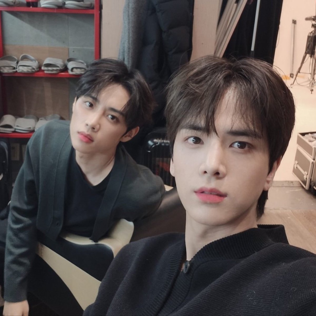 김형제 평소에 이렇게 생긴척 하면서 맨날 둘다 동기화돼서 뽀용뽀용 찍음