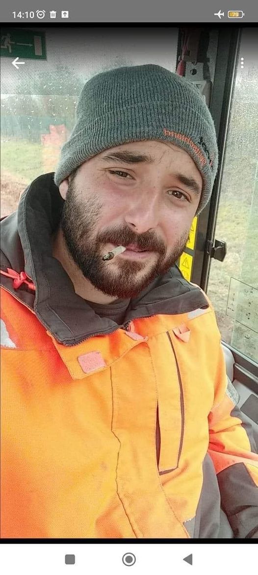 DihasmeniProswp's tweet photo. Διονύσης Θεοδωρόπουλος, ετών 24.
Ήταν να πετάξει από το αεροδρόμιο της Φρανκφούρτης για Ελλάδα από την Δευτέρα 24.4.Ο αδελφός του έφτασε ήδη Φρανκφούρτη και τον ψάχνει. Η αστυνομία του αεροδρομίου, το μόνο που του είπε, είναι πως τελικά δεν πέταξε. Τον ψάχνει η οικογένεια του https://t.co/HwOvyXaV33