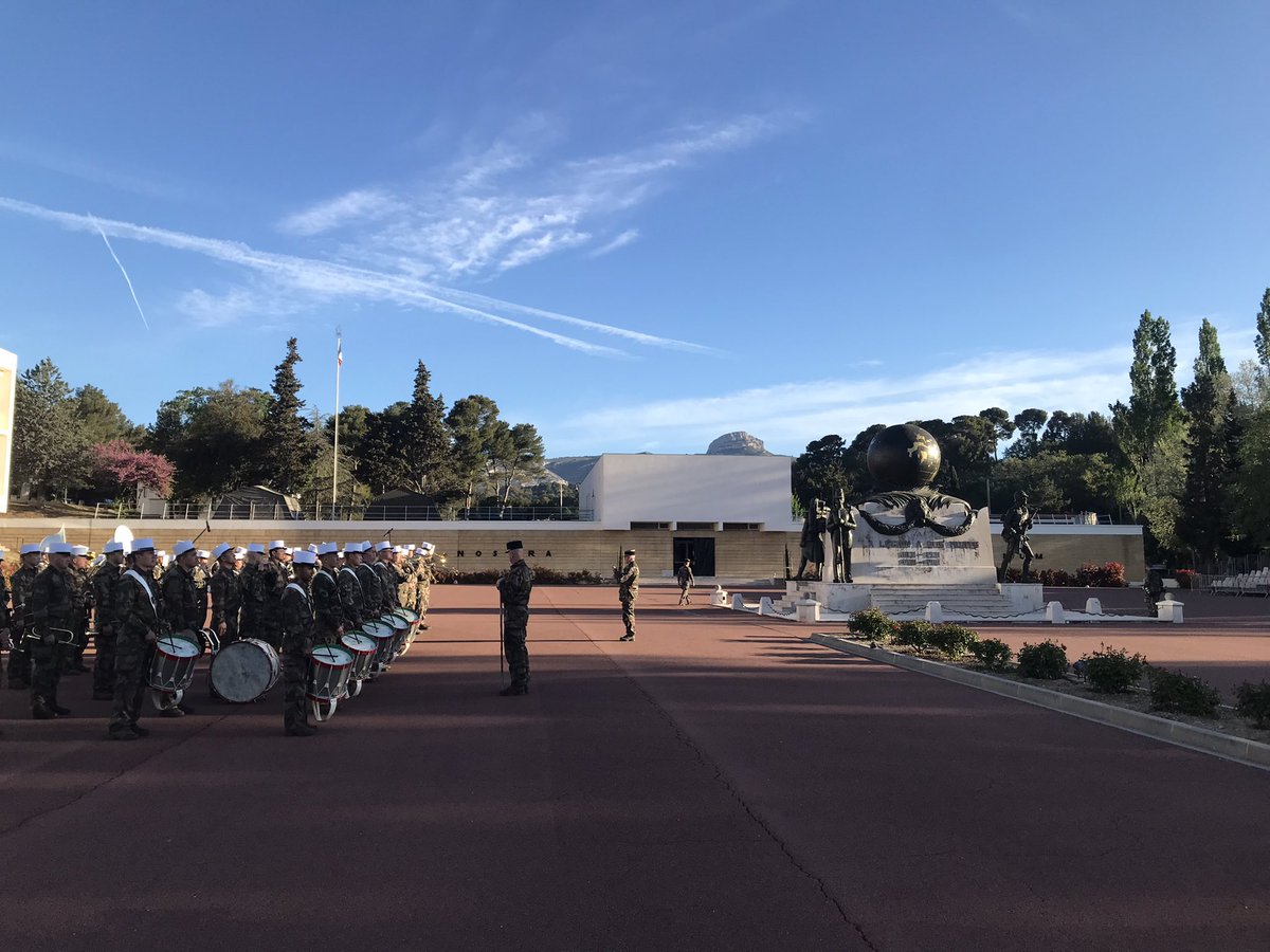 CDC_1RE's tweet image. Répétition au soleil de Provence #1Re  #Camerone