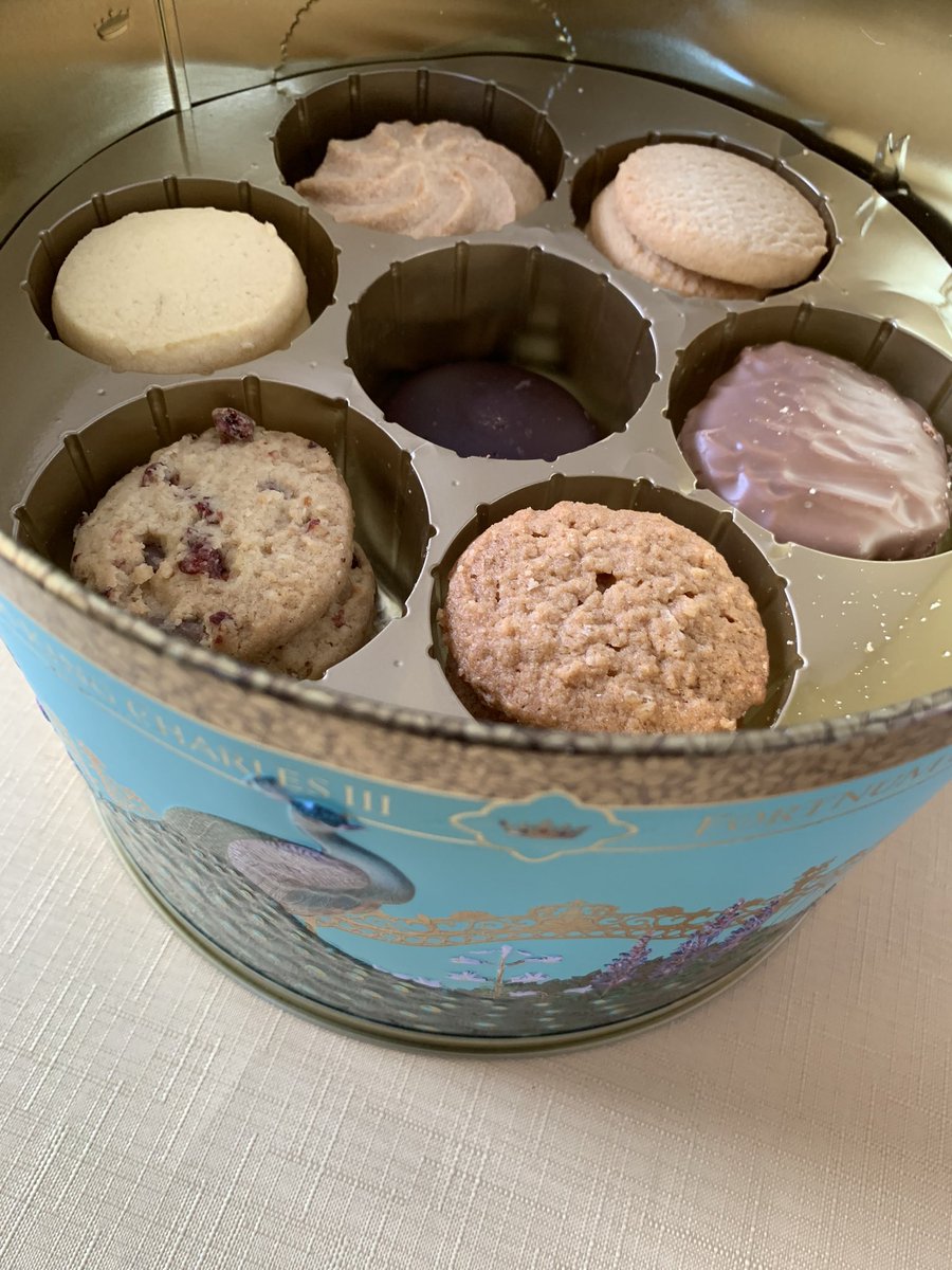 Lemon_lime103's tweet image. クッキー缶
もう二段目に…
三段あるからと勝手に思っていたら　オルゴールの段だった🙄
無くなったら　焼いて入れよう🍪 

#teatime 
#teaforone
#fortnumandmason