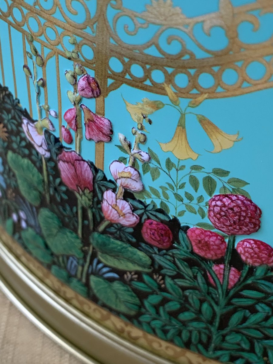 Lemon_lime103's tweet image. クッキー缶
もう二段目に…
三段あるからと勝手に思っていたら　オルゴールの段だった🙄
無くなったら　焼いて入れよう🍪 

#teatime 
#teaforone
#fortnumandmason