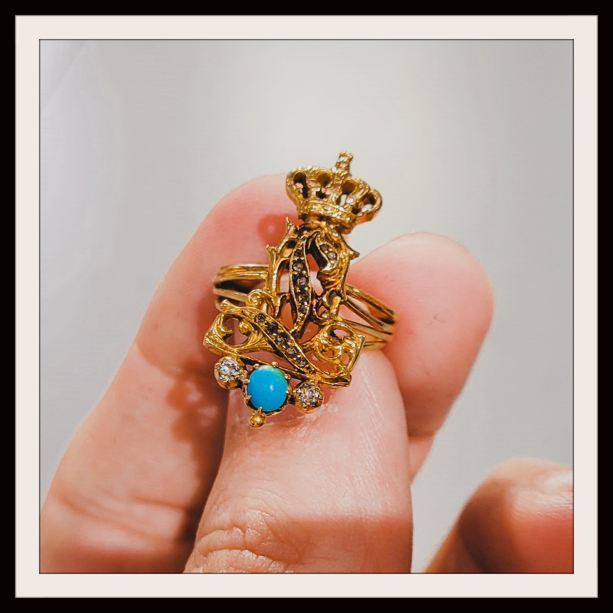 sdelcampe's tweet photo. Waouh ! Quel morceau d'histoire j'ai pu acquérir là dans l'émission !
Une bague offerte par le Roi des Belges Léopold II (1835-1909) à son dentiste ! 🥰
Elle sera bientôt offerte à la vente sur https://t.co/h5INxIZxtt ! 😉
#leopold2 #leopoldii #belgique #royaute #bague https://t.co/cfLAyBi79P