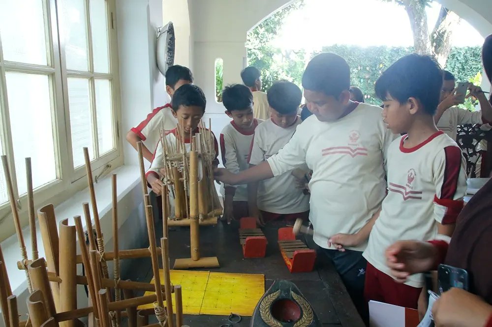 roemahMT's tweet photo. Dengan mengunjungi museum di sekitar membuka wawasan adik-adik sekolah tidak hanya mengenai sejarah, tapi juga membantu agar lebih kritis dengan apa yang ada disekitarnya.
.
.
#gombong #museum #destinasiwisata #edukasi #learningcenter #kebumen #sekolah #outdoorclass https://t.co/CGHQUbRH2P