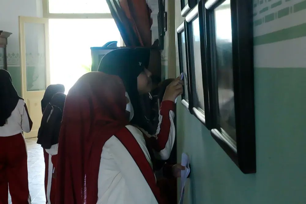 roemahMT's tweet photo. Dengan mengunjungi museum di sekitar membuka wawasan adik-adik sekolah tidak hanya mengenai sejarah, tapi juga membantu agar lebih kritis dengan apa yang ada disekitarnya.
.
.
#gombong #museum #destinasiwisata #edukasi #learningcenter #kebumen #sekolah #outdoorclass https://t.co/CGHQUbRH2P