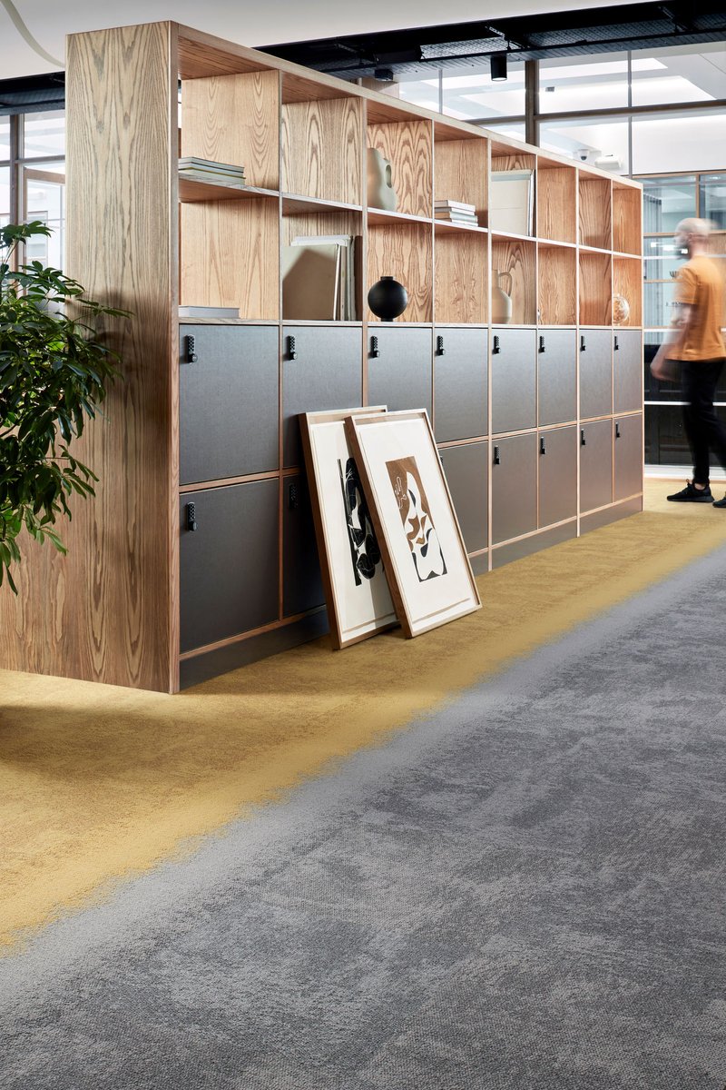 📐📚 Voici Connected Ethos, une collection moquette avec 32 coloris contemporains &amp; 12 motifs de transition. Les dalles utilisent une fibre nylon 100% recyclé ;la collection participe à la neutralité carbone collective cradle-to-cradle. interf.ac/40QsnTW