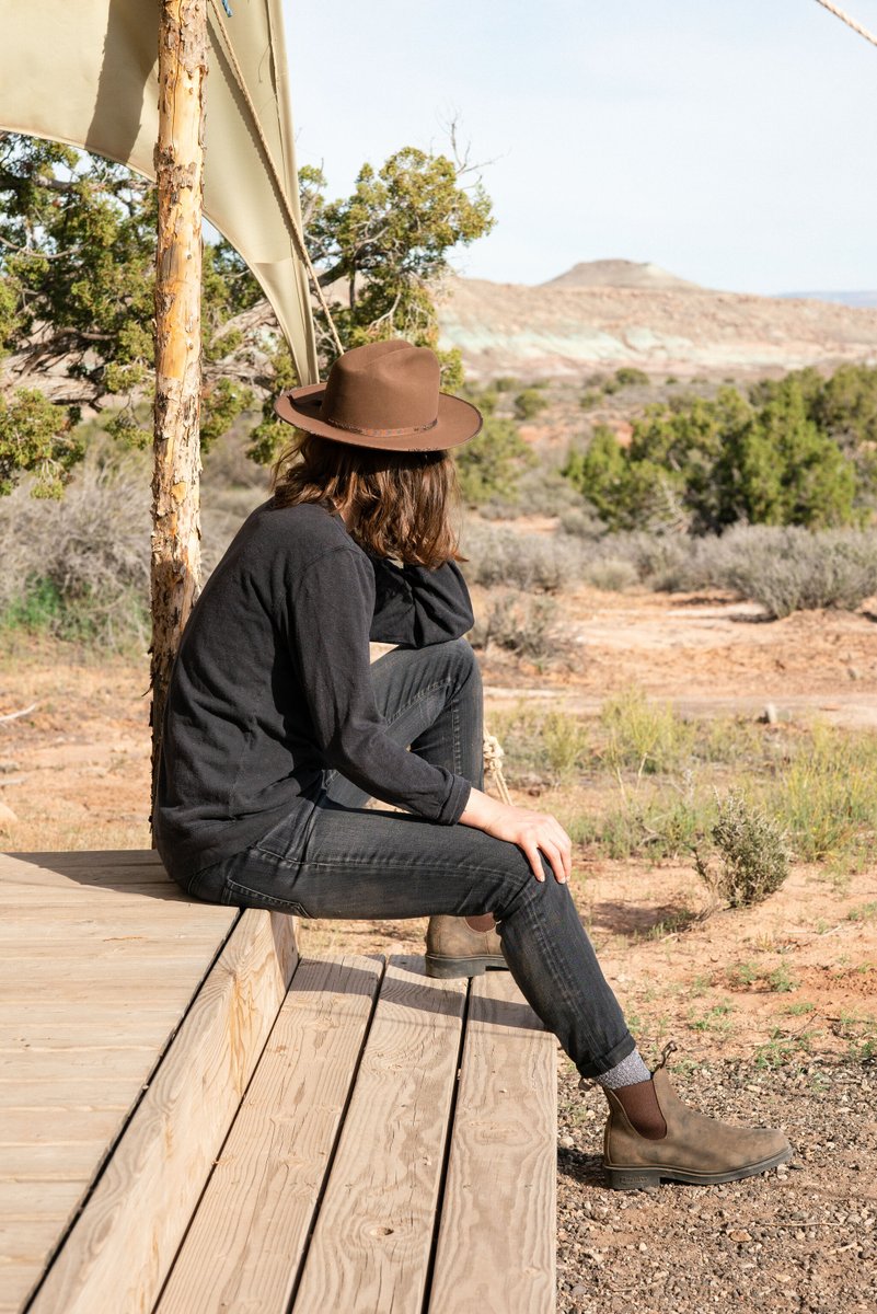 Dress boots in rustic brown that go perfectly with a suit, or with jeans, on weekdays or weekends. These Blundstone boots are the right mix of fashion and comfort and look just as good when new, as they do after many seasons of wear and tear.

#blueheelerboots #blundstone1306