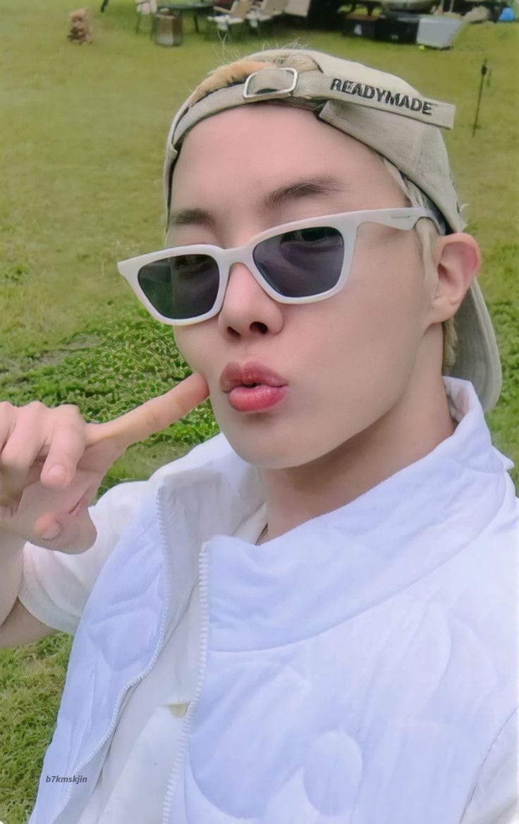 BTS_inValencia's tweet photo. Buenos días! 💜
El mundo no es de quién despierta primero sino de quién despierta feliz.
FELIZ JUEVES! 🐿️
@BTS_twt #BTS #ARMY #ArmyValencia 
#JHOPE #HOSEOK #방탄소년단제이홉 
#호석 #정호석 #제이홉
Comenta utilizando los # 🫶🏻 https://t.co/HEcUf780As