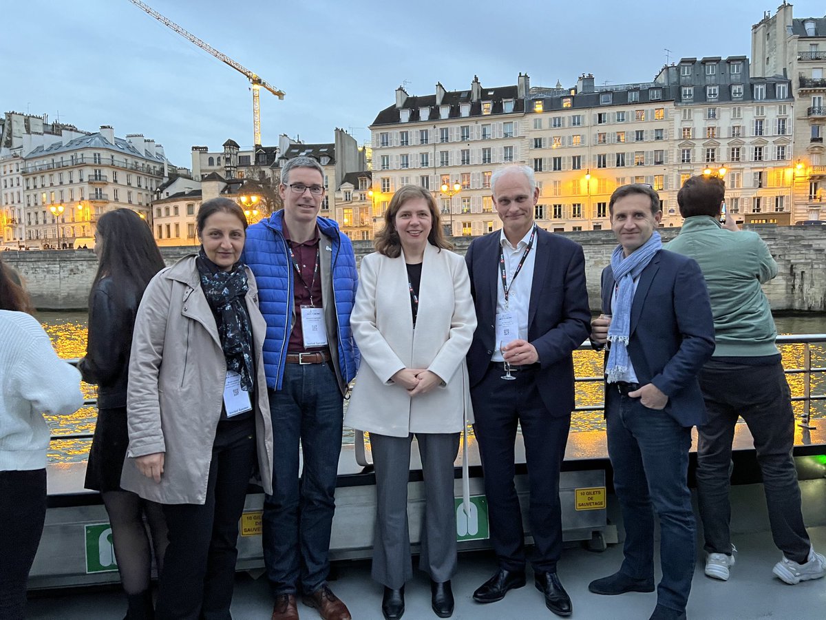 Great conference dinner with friends at ⁦@APME2023⁩. Seine boat trip in Paris!