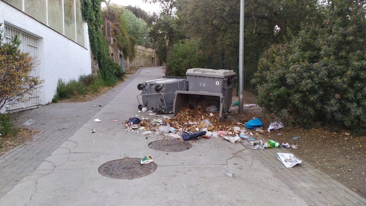 Bon dia <a href="/bcn_ajuntament/">Ajuntament de Barcelona</a> <a href="/Bcn_SSTG/">Sarrià - Sant Gervasi</a> Avui també ens llevem així. El delicte ecològic es flagrant. O espavileu o espavileu.