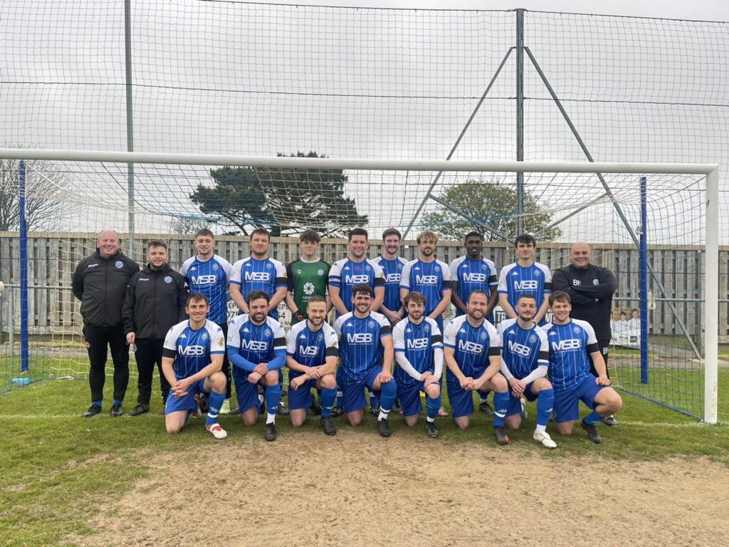 .@Helston2nds finished their season in fine style last night with a resounding 5-1 victory over Falmouth Town Reserves. 

Here they are before kick off…