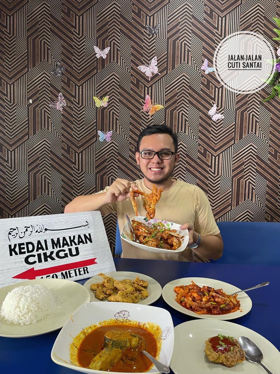 MalaysianFoods's tweet photo. Konsep makan dekat sini, ala2 makan macam dalam rumah sendiri. Enjoy sangat tau ! Chilis crab dan seafood pun murah, terkejut juga order macam macam harga RM60 sahaja! Semoga Murah Rezeki owner ❤️

Menu 2 orang Makan:
Chillis crab
Udang goreng Tepung
Sotong kurita masak Sambal Petai
Ikan tenggiri masak kari ( Percuma)
Isi ikan tenggiri Goreng
Nasi 2x
Teh O ais Jug

* Semuanya RM60 sahaja*
