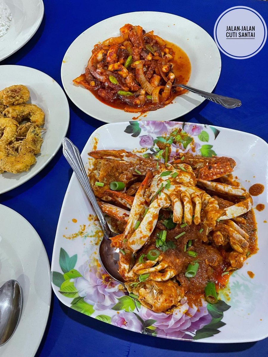 MalaysianFoods's tweet photo. Konsep makan dekat sini, ala2 makan macam dalam rumah sendiri. Enjoy sangat tau ! Chilis crab dan seafood pun murah, terkejut juga order macam macam harga RM60 sahaja! Semoga Murah Rezeki owner ❤️

Menu 2 orang Makan:
Chillis crab
Udang goreng Tepung
Sotong kurita masak Sambal Petai
Ikan tenggiri masak kari ( Percuma)
Isi ikan tenggiri Goreng
Nasi 2x
Teh O ais Jug

* Semuanya RM60 sahaja*