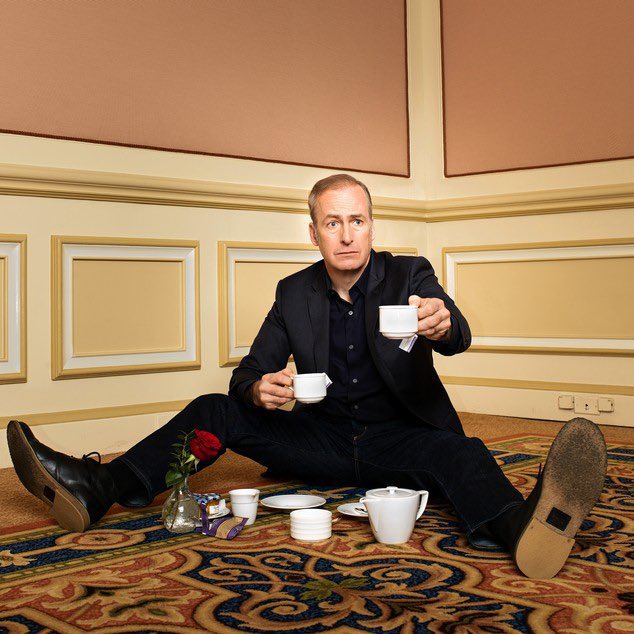 playtusumag's tweet photo. saul goodman’ımız bob odenkirk, ilk sezonuyla büyük sükse yapan fx dizisi the bear’in yeni sezon kadrosuna katıldı. 👏🏻 https://t.co/eEpwhI4DTQ
