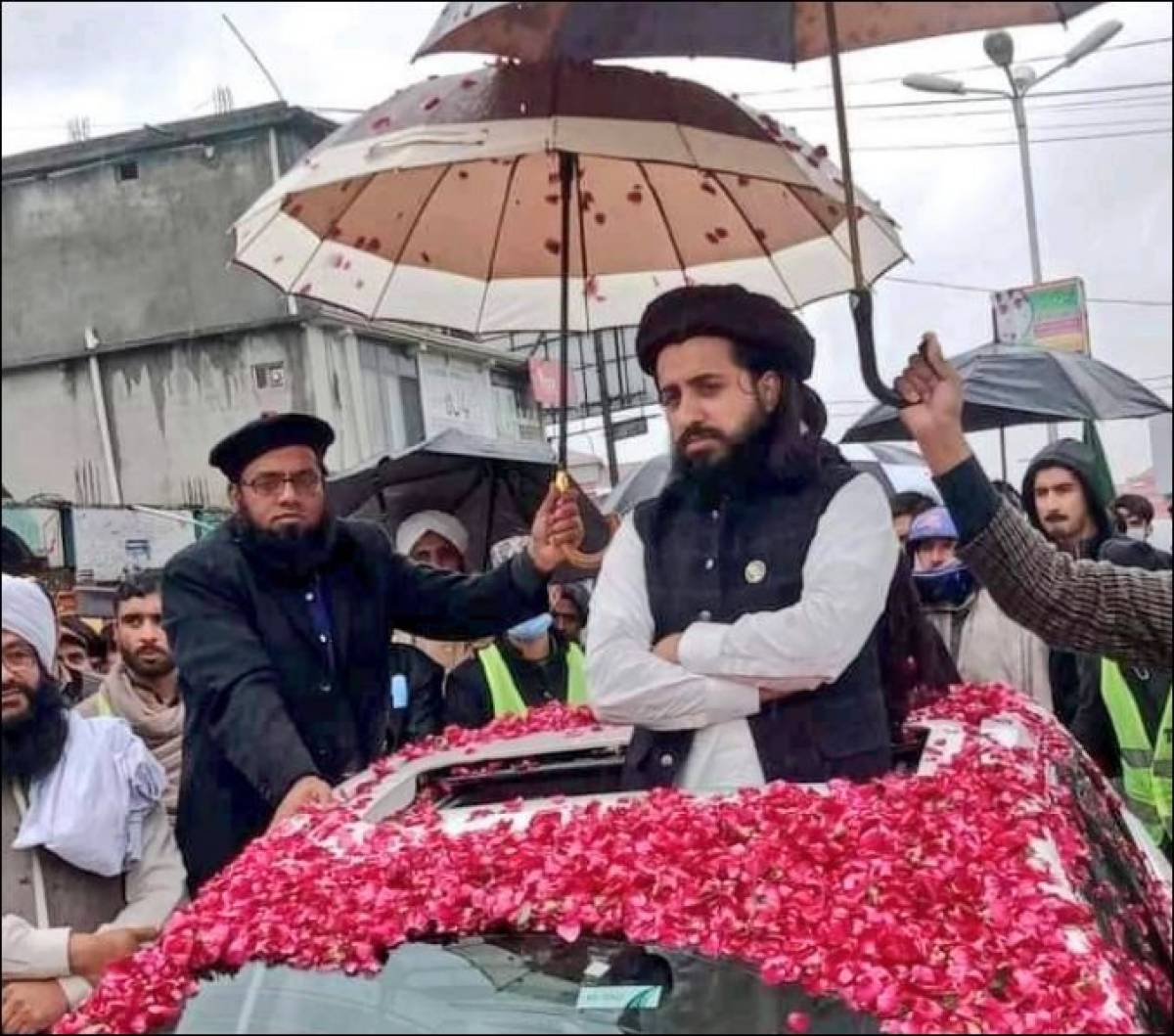 Insafinz's tweet photo. سعد رضوی نے بابا جی کے اسلام کی سربلندی والے مقصد کو ٹھیس پہنچائی ہے میں اپنے ہوش و حواس میں تحریک لبیک چھوڑنے کا اعلان کرتے ہوئے آئندہ اسلام کے نام پر اسلام آباد کو فالو کرنے والے کسی گروہ کو سپورٹ نہیں کرونگا اللہ میرے سابقہ گناہ معاف فرماتے ہوئے مجھے ہدایت پر قائم رکھے آمین https://t.co/2unVbjSTEq