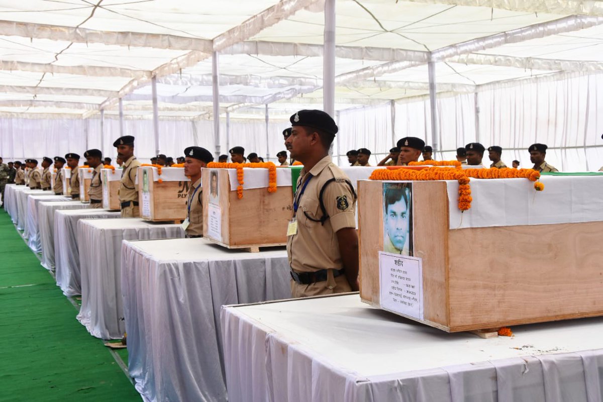 ChhattisgarhCMO's tweet photo. दंतेवाड़ा के शहीद जवानों में  सर्वश्री जोगा सोढ़ी  पोलमपल्ली सुकमा, मुन्ना कड़ती तुमनार दंतेवाड़ा, संतोष तामो भांसी दंतेवाड़ा, दुलगो मंडावी कटेकल्याण दंतेवाड़ा,लखमू राम मड़कामी भैरमगढ़ बीजापुर, जोगा कवासी कटेकल्याण दंतेवाड़ा, हरिराम कटेकल्याण दंतेवाड़ा, जयराम पोडियाम कटेकल्याण दंतेवाड़ा, जगदीश कुमार कोवासी कटेकल्याण दंतेवाड़ा, राजू राम करटम  कटेकल्याण दंतेवाड़ा और वाहन चालक धनीराम यादव गीदम दंतेवाड़ा शामिल  हैं। मुख्यमंत्री श्री @bhupeshbaghel के साथ-साथ  समूचा छत्तीसगढ़ अपने बहादुर जवानों की शहादत पर शोकाकुल हैं।