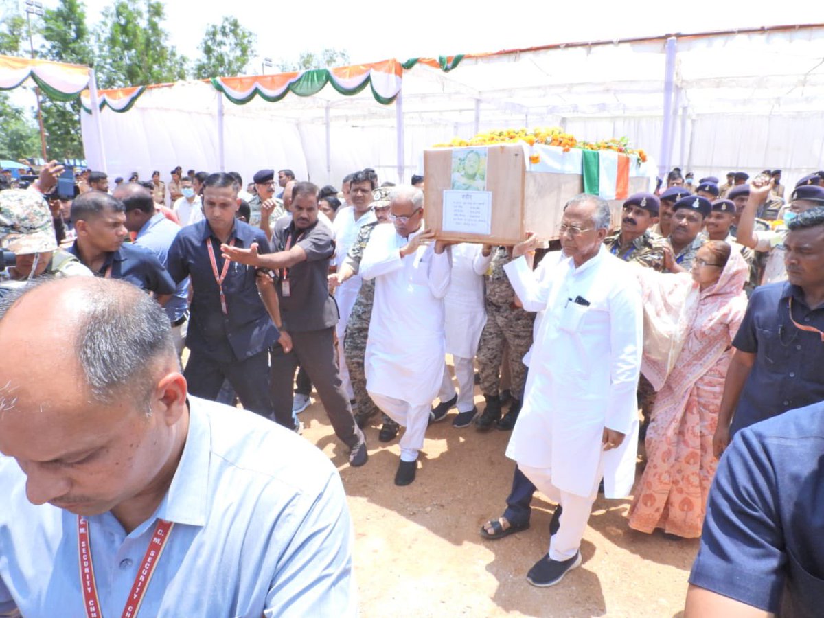है नमन उनको कि जिनको काल पाकर हुआ पावन  शिखर जिनके चरण छूकर और मानी हो गये हैं कंचनी तन, चन्दनी मन, आह, आँसू, प्यार, सपने राष्ट्र के हित कर चले सब कुछ हवन तुमको नमन है 
#दंतेवाड़ा