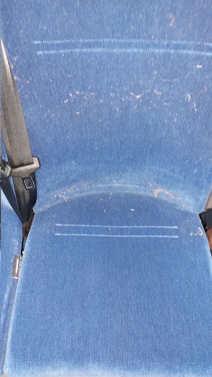 JuanPerteguer's tweet photo. Estos son los alientos del autobus 581 a primera hora. Llenos de porqueria. Gracias @GrupoRuiz por llevarnos en este tipo de pocilga que pagamos los usuarios de @ComunidadMadrid https://t.co/hpfUBz2h8S