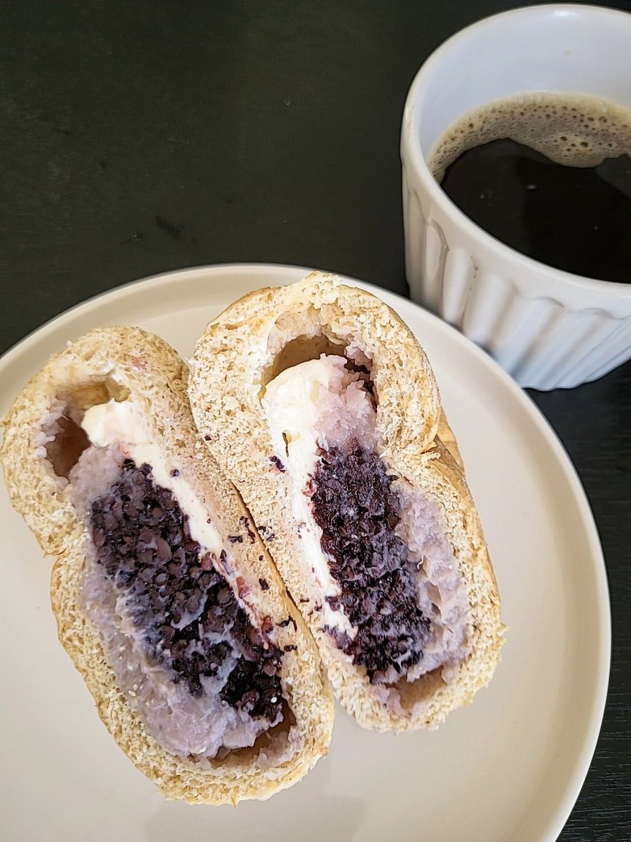 Today's breakfast - black coffee without sugar is a must!
I'd like to have a soft omelet with purple rice and taro cheese
The filling is slightly sweet, not greasy.
It's really filling ～～～～