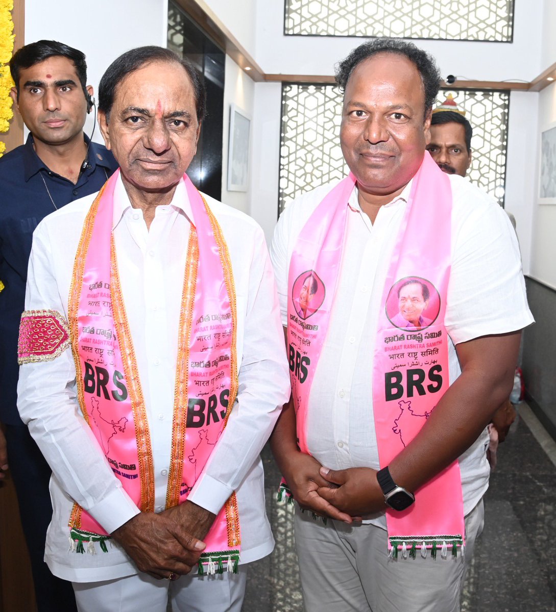 RaghavBRS's tweet photo. With my pedda sir @TelanganaCMO  ain telangana Bhavan today.. #22YearsofTRS
#KCR #BRSparty 
#AbKiBaarKisaanSarkaar
#DeshKaNetaKCR

@KTRBRS @BRSparty https://t.co/zo2sYnoEpD