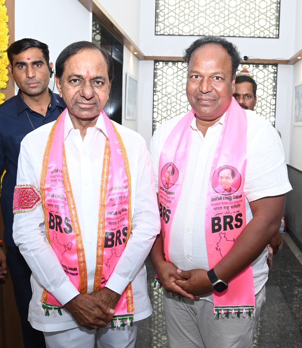 RaghavBRS's tweet photo. With my pedda sir @TelanganaCMO  ain telangana Bhavan today.. #22YearsofTRS
#KCR #BRSparty 
#AbKiBaarKisaanSarkaar
#DeshKaNetaKCR

@KTRBRS @BRSparty https://t.co/zo2sYnoEpD