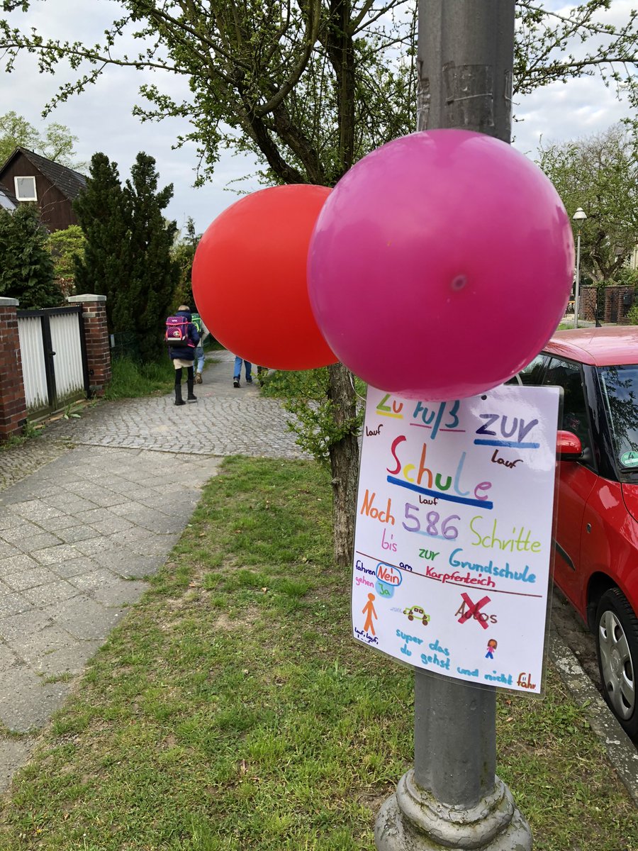 StefiSchrod's tweet photo. Tolle Aktion! Wir haben Schülerinnen und Schüler der Grundschule am Karpfenteich motiviert, zu Fuß zur Schule zu gehen. Es sind wirklich sehr viele dem Aufruf gefolgt. Jetzt muss die Politik aber auch die Bedingungen für sichere #Schulwege ausbauen! #100schulzonen @basz_berlin https://t.co/BfhmCjcjy2