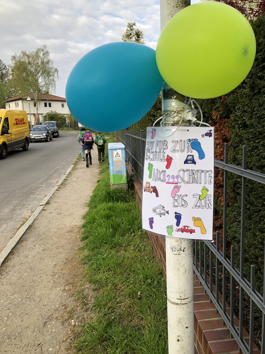 StefiSchrod's tweet photo. Tolle Aktion! Wir haben Schülerinnen und Schüler der Grundschule am Karpfenteich motiviert, zu Fuß zur Schule zu gehen. Es sind wirklich sehr viele dem Aufruf gefolgt. Jetzt muss die Politik aber auch die Bedingungen für sichere #Schulwege ausbauen! #100schulzonen @basz_berlin https://t.co/BfhmCjcjy2