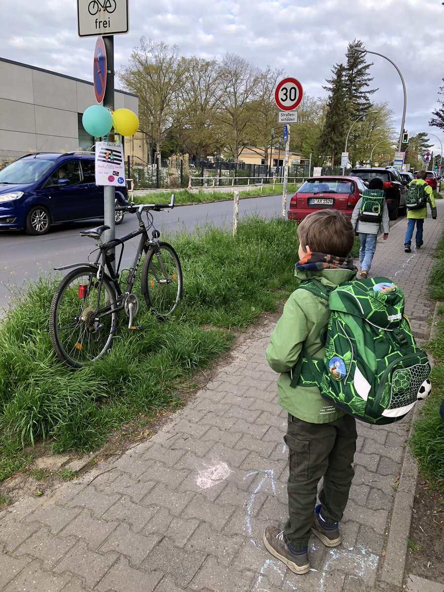 StefiSchrod's tweet photo. Tolle Aktion! Wir haben Schülerinnen und Schüler der Grundschule am Karpfenteich motiviert, zu Fuß zur Schule zu gehen. Es sind wirklich sehr viele dem Aufruf gefolgt. Jetzt muss die Politik aber auch die Bedingungen für sichere #Schulwege ausbauen! #100schulzonen @basz_berlin https://t.co/BfhmCjcjy2