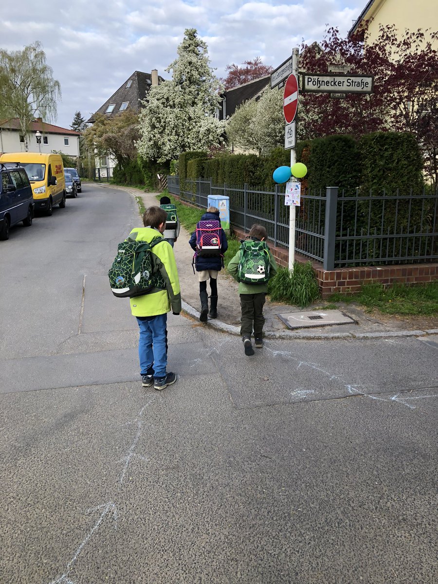 StefiSchrod's tweet photo. Tolle Aktion! Wir haben Schülerinnen und Schüler der Grundschule am Karpfenteich motiviert, zu Fuß zur Schule zu gehen. Es sind wirklich sehr viele dem Aufruf gefolgt. Jetzt muss die Politik aber auch die Bedingungen für sichere #Schulwege ausbauen! #100schulzonen @basz_berlin https://t.co/BfhmCjcjy2