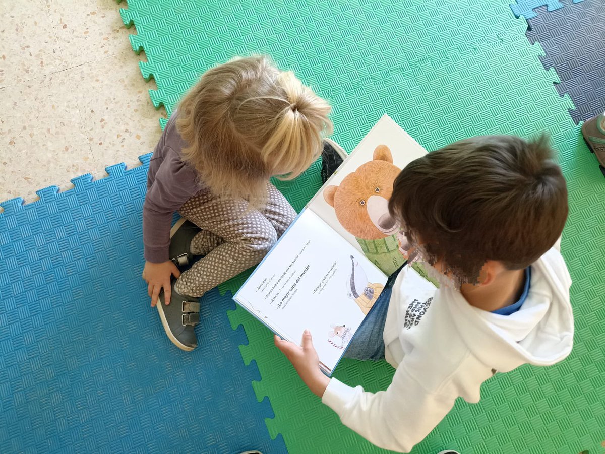CAntoniorrobles's tweet photo. Encuentro de futuros ahijados (3 años) con padrinos (3º de primaria). Compartiendo cuentos y retahílas en la biblioteca de primaria. #semanadellibro📕 #infantil #primaria https://t.co/daRwHS1TzU