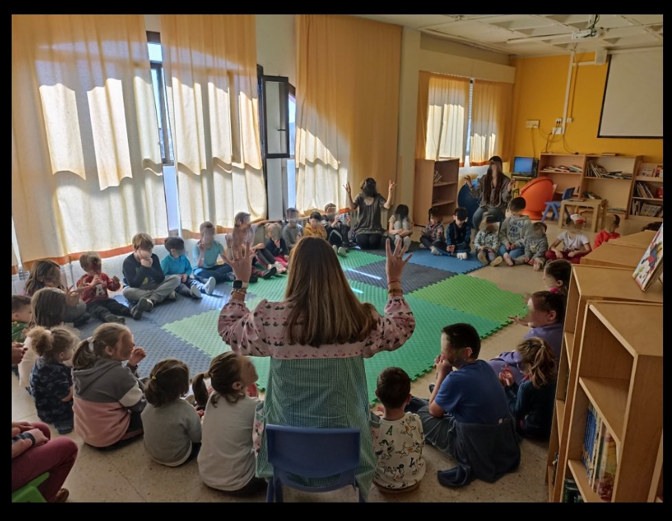 CAntoniorrobles's tweet photo. Encuentro de futuros ahijados (3 años) con padrinos (3º de primaria). Compartiendo cuentos y retahílas en la biblioteca de primaria. #semanadellibro📕 #infantil #primaria https://t.co/daRwHS1TzU