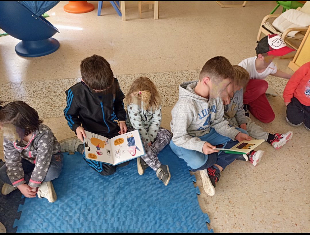Encuentro de futuros ahijados (3 años) con padrinos (3º de primaria). Compartiendo cuentos y retahílas en la biblioteca de primaria. #semanadellibro📕 #infantil #primaria
