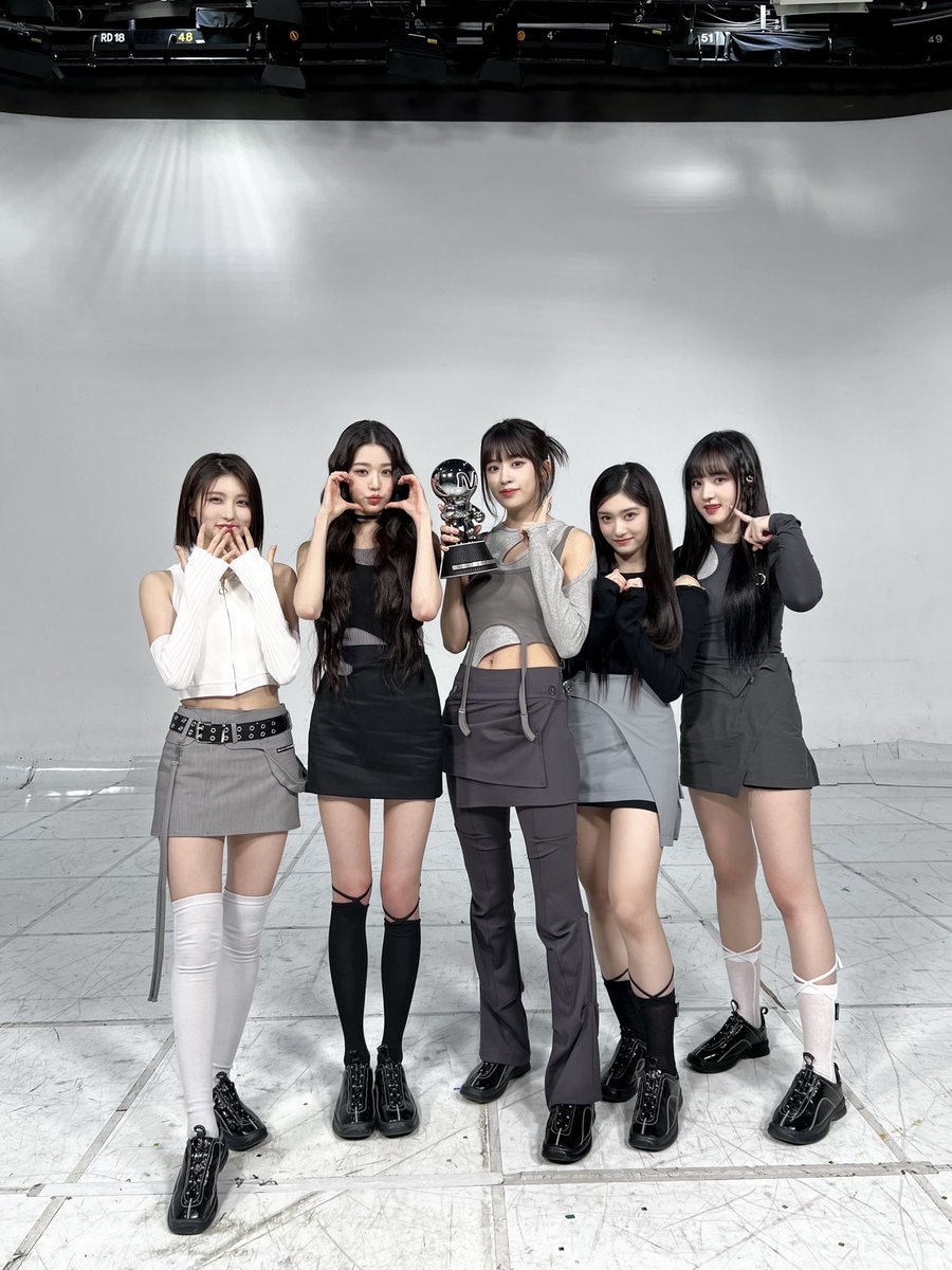 IVEstarship's tweet photo. 📸
IVE SHOT!

DATE : 2023.04.27
NAME : #Mnet #엠카운트다운

#IVE #아이브 
#안유진 #가을 #레이 #장원영 #리즈 #이서
#IveIVE #아이해브아이브 
#IAM #아이엠
#IVE_SHOT https://t.co/LbNxYHy8eV