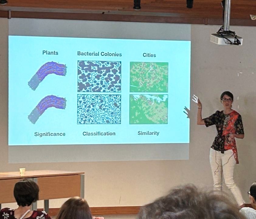 Me trying to convince the audience that Tetris is good for science 👾 <a href="/CompleNet/">𝙲𝚘𝚖𝚙𝚕𝚎𝙽𝚎𝚝 𝟸𝟶𝟸𝟼</a> #Complenet23.