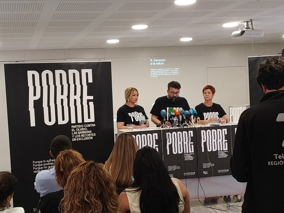jescano_ecca's tweet photo. Esta mañana hemos estado en la rueda de prensa de la @EAPNMurcia donde se ha presentado el  "partido" POBRE. Partido contra el Olvido, las Barreras y los Recortes en Exclusión.  @eccasocial @rbernad_ecca https://t.co/3HrThn2LUM