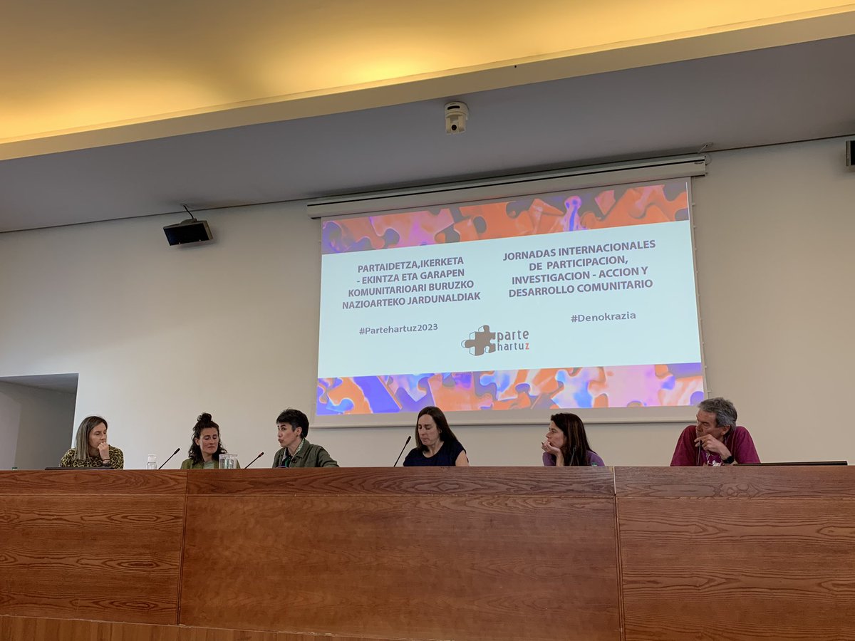 Elkarri entzuten ez badiogu, ez dago elkar-eraginik eta ez dago eraldaketarik. JATOR ENTZUN <a href="/miren_larrea/">Miren Larrea</a> @nohanohah mahai izugarri interesgarria <a href="/Aztiker/">Aztiker Ikergunea</a> <a href="/ParteHartuzEHU/">Parte Hartuz</a> <a href="/orkestra/">Orkestra - IVC</a> #Partehartuz2023 #Denokrazia