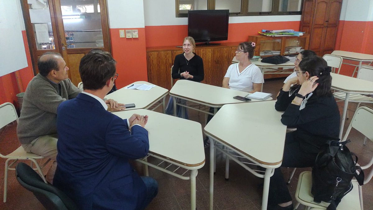 gilsonb10's tweet photo. Participamos de la visita del Agregado de Cultura de la Embajada de Alemania en Argentina a la EPET N° 1, en el marco del programa PaSch, el cual promueve  enseñanza de mayor  relevancia en la lengua alemana.
Este Programa posibilita becas en https://t.co/UZtZnxvwAF