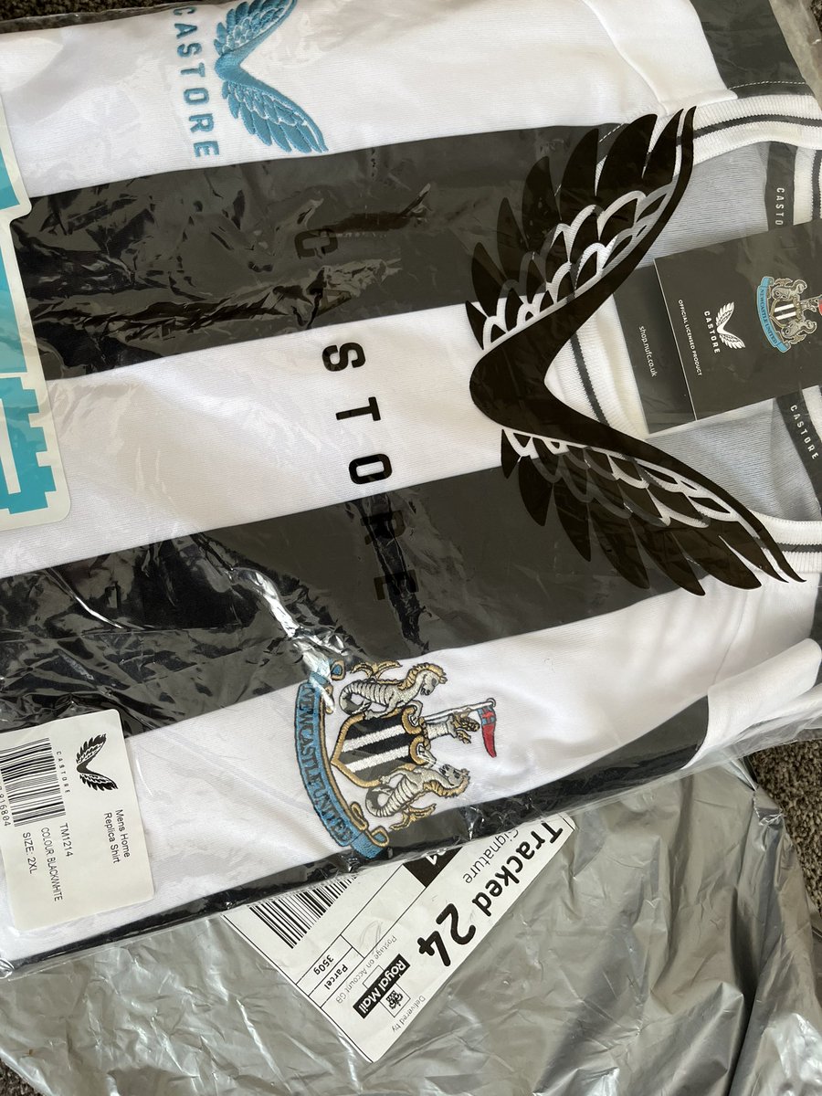 gotthegistofit's tweet photo. The one time I would have been happy for something to get lost in the post 😭

Come on @itvtynetees @BBCNEandCumbria - I bet your viewers would love to see a @SunderlandAFC fan in a @NUFC shirt raising money for a good cause https://t.co/yLYNqNdW0u