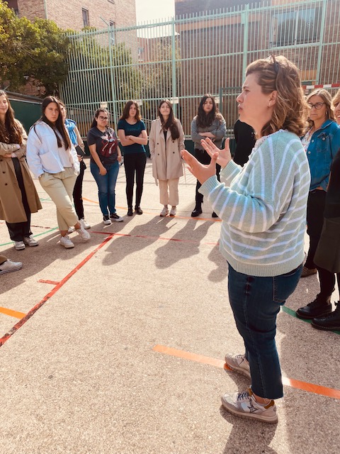 JesuitesEdu's tweet photo. 📍Aquest matí estem fent una visita a l'escola de la xarxa de #JEGràcia amb estudiants de les segones titulacions dels Graus d'Educació Infantil i Primària de @BlanquernaFPCEE, per tal d'apropar-los al nostre projecte educatiu, l'#HoritzóMés. 
Un plaer rebre futurs docents! 🙌 https://t.co/de4Yp3bgO5