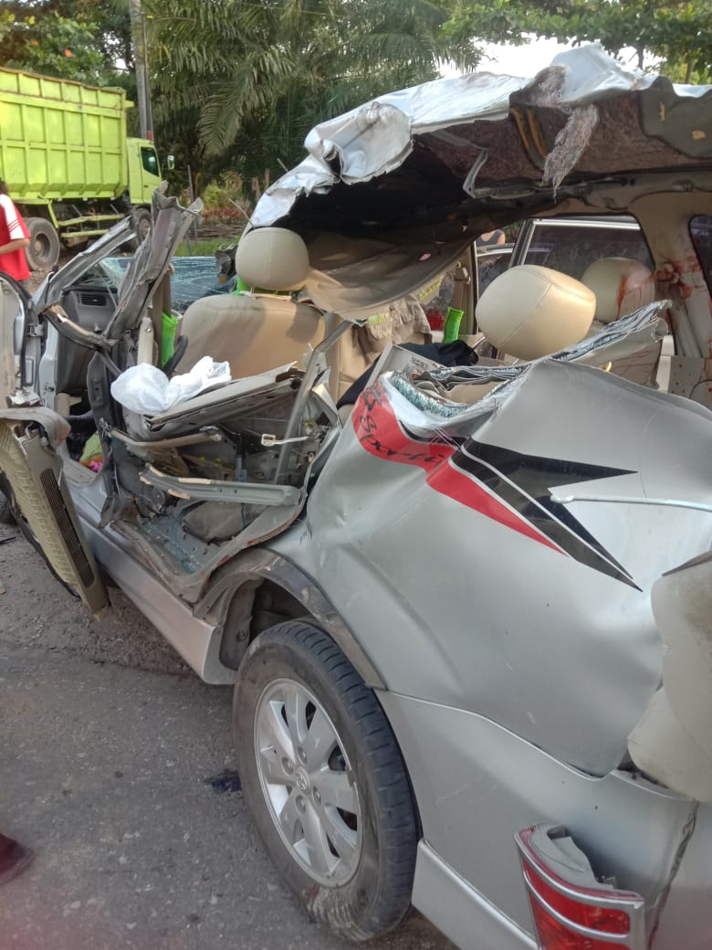 ucox_batubara's tweet photo. Kecelakaan tunggal jl. Kubang raya pekanbaru. 30  Org meninggal... 2 lg kritis... https://t.co/Nji2kreq89