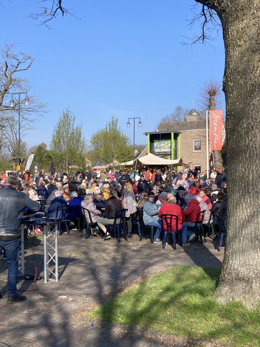 Het was weer gezellig druk bij het Koningsdagontbijt, georganiseerd door de ondernemers van #borger. Ook veel animo voor de vrijmarkt! #Koningsdag2023