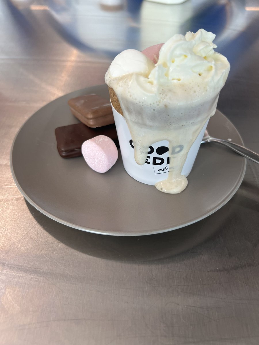 RachelNoonan01's tweet photo. Each year in Australia 1 billion takeaway cups are being sent to landfill. Today, Year 12 Food Tech students Loreto Kirribilli analysed the innovative features and benefits of sustainable packaging by eating it! 
#foodinnovation https://t.co/vbflufi30F