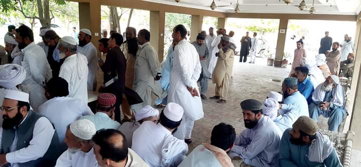 MAkramDIKhan's tweet photo. مولانا لطف الرحمان کی جامعہ معارف الشرعیہ شورکوٹ ڈیرہ اسماعیل خان میں کھلی کچہری کی مصروفیات 

بلا تفریق عوام الناس کے مسائل حل کرنا  اولین ترجیحات میں شامل ہیں۔

@M_LutfUrRehman @JUIAnswersBack https://t.co/8LsQ6aXVFx